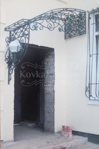 Угловой кованый козырек