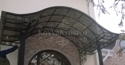 Кованый козырек с поликарбонатом над крыльцом